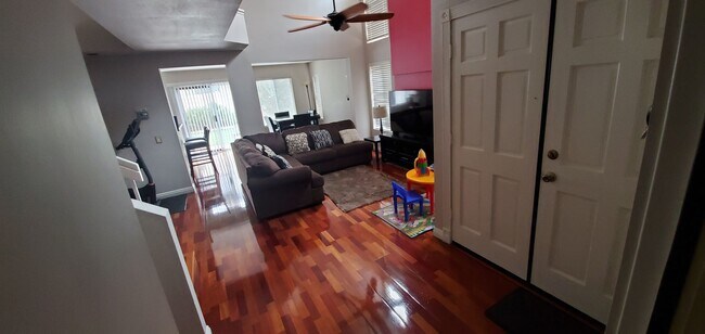 Building Photo - Gorgeous 3 Bed, 2.5 Bath Townhome In Ranch...