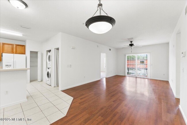 Building Photo - 8215 Green Parrot Rd