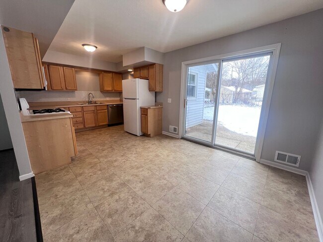 Building Photo - Updated 2 Bedroom Side by Side Duplex!