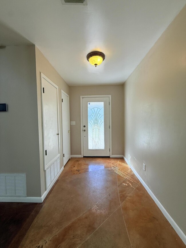 Building Photo - 255 Ridge Lake Rd