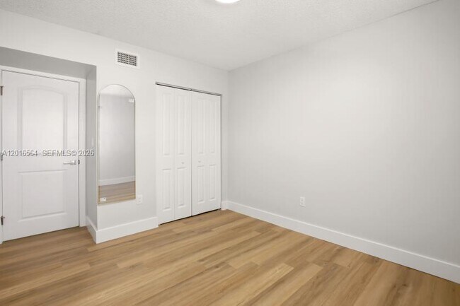 Building Photo - 9425 Fontainebleau Blvd
