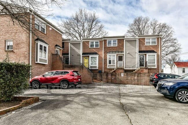 Building Photo - 306 S Wayne St