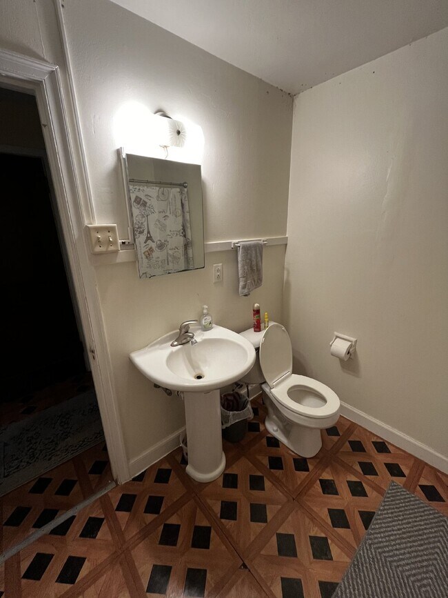 Building Photo - Huge 6 Bed 2 Bath close to UWEC