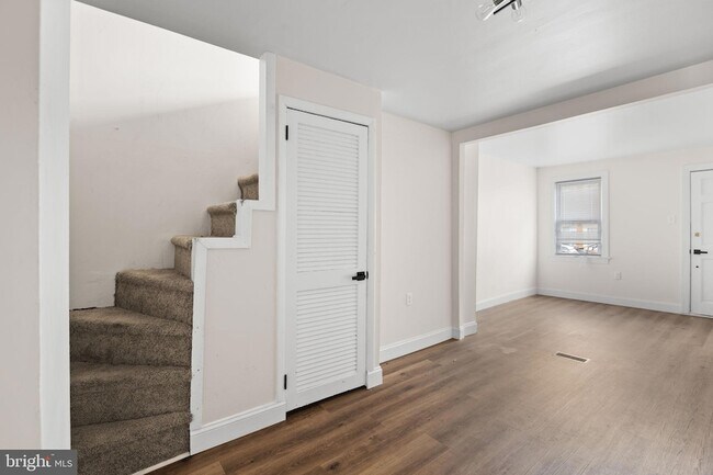 Building Photo - 322 S Poppleton St