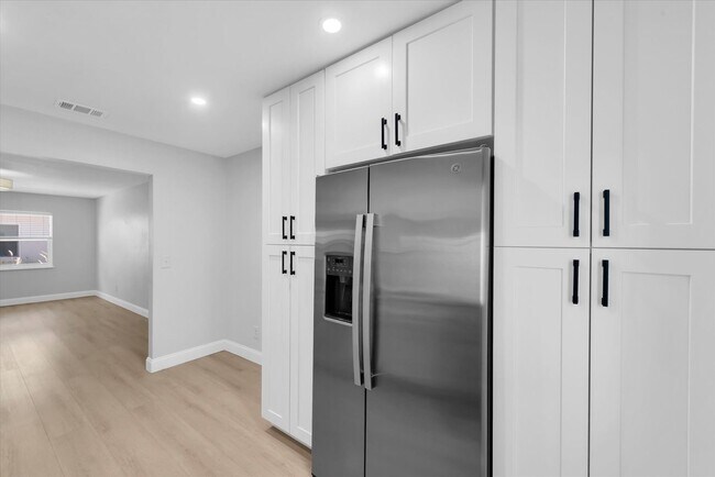 Building Photo - 3009 W Binnicker Ave