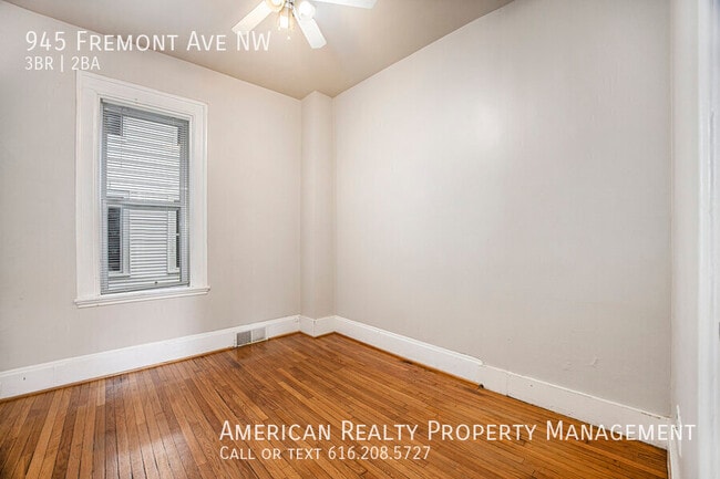 Building Photo - 945 Fremont Ave NW