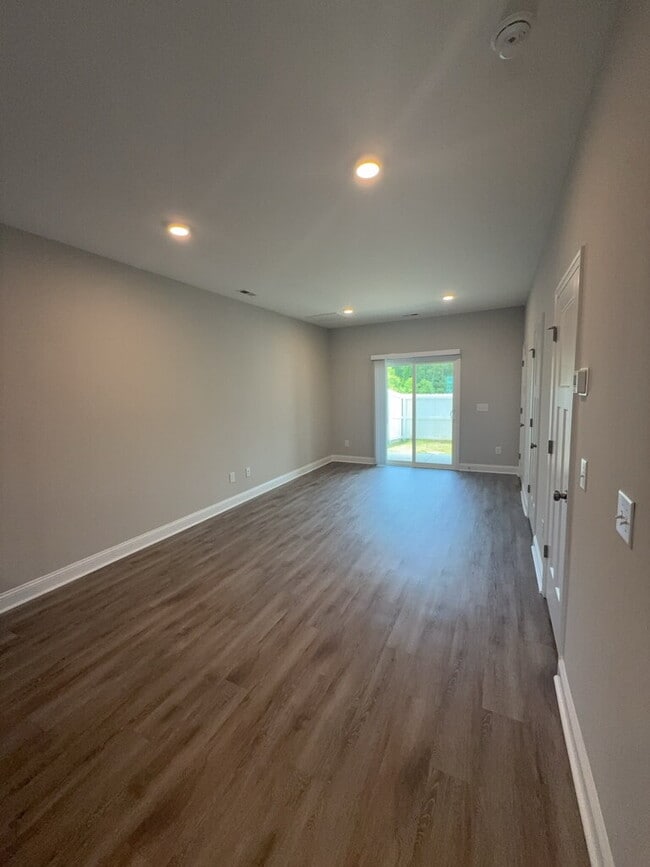 Building Photo - Two Bedroom Two and a half Bathroom Townhome located in Hubert!