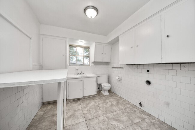 Building Photo - 5001 Glenhaven Dr