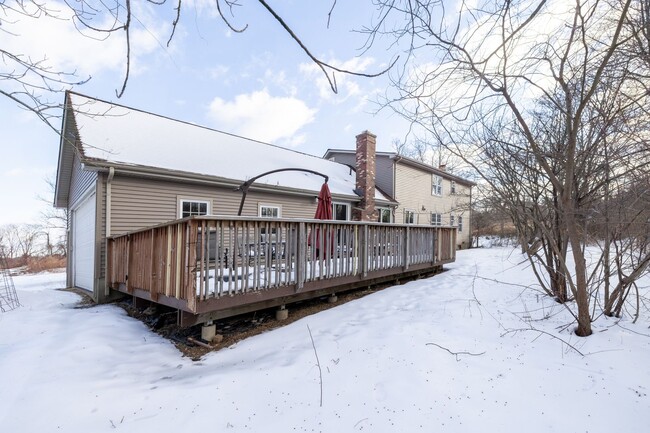 Building Photo - Beautiful 5 bedroom, 2.5 Bath Cape