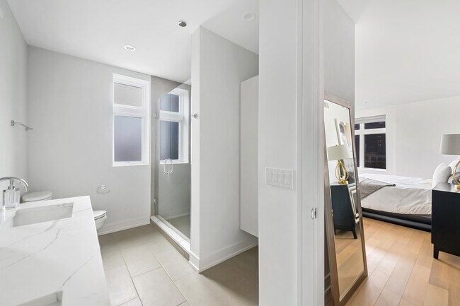 Master bathroom - 434 W Melrose St