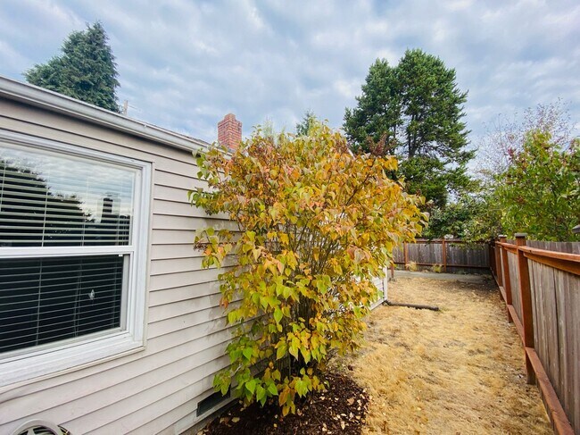 Building Photo - Cute 3 Bedroom Home in the Heart of West S...