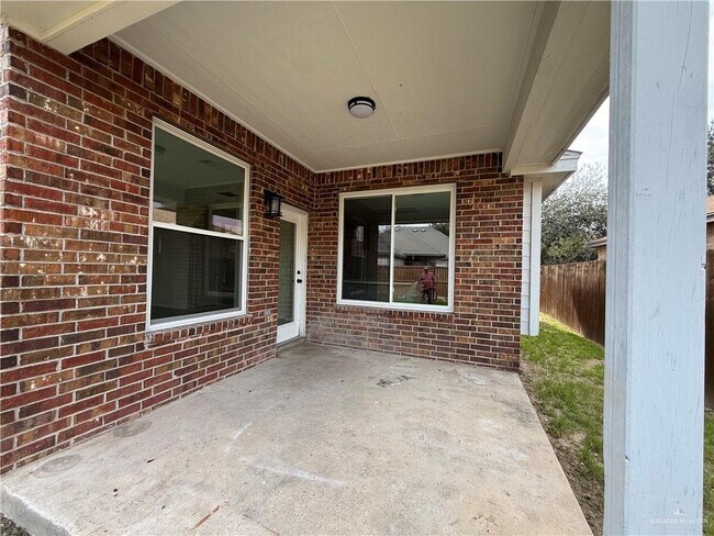 Building Photo - 27 Fern Ave W