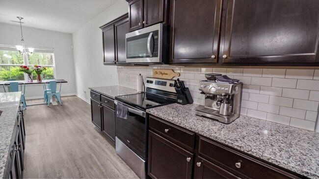 Building Photo - Stylish 3 Bedroom Townhome in The Commons – Richmond Hill Living at Its Finest