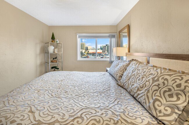 Building Photo - Downtown Furnished 1 Bed / 1 Bath Apartmen...