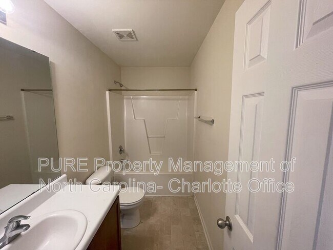 Building Photo - 705 Weeping Willow Dr