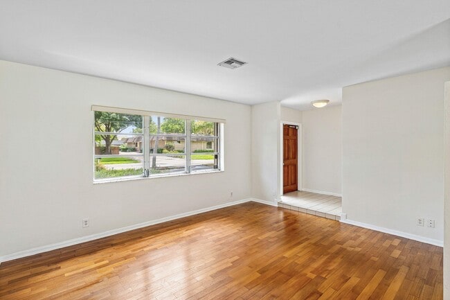 Building Photo - 931 NW 9th Ct