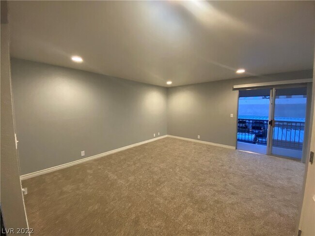 Building Photo - 5332 River Glen Dr