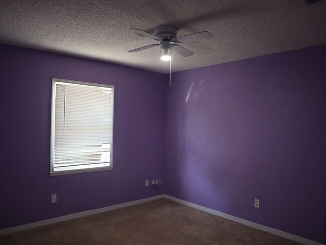 Building Photo - 4 BEDROOM 2 Bath  Pool Home!  Call Carole Arcaro 386-216-4900 Deltona Lakes Realty