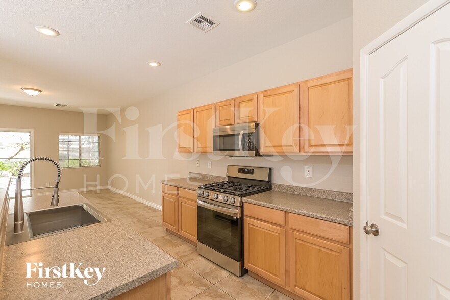 Building Photo - 2465 Belt Buckley Dr