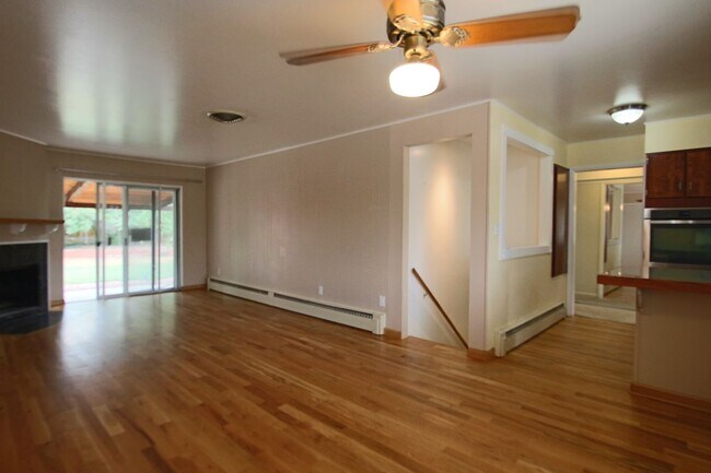 Building Photo - 2565 Willow Ln