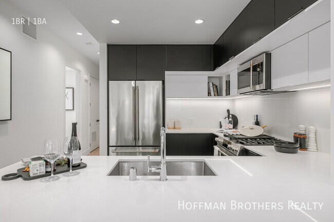 Building Photo - 200 N Toluca St