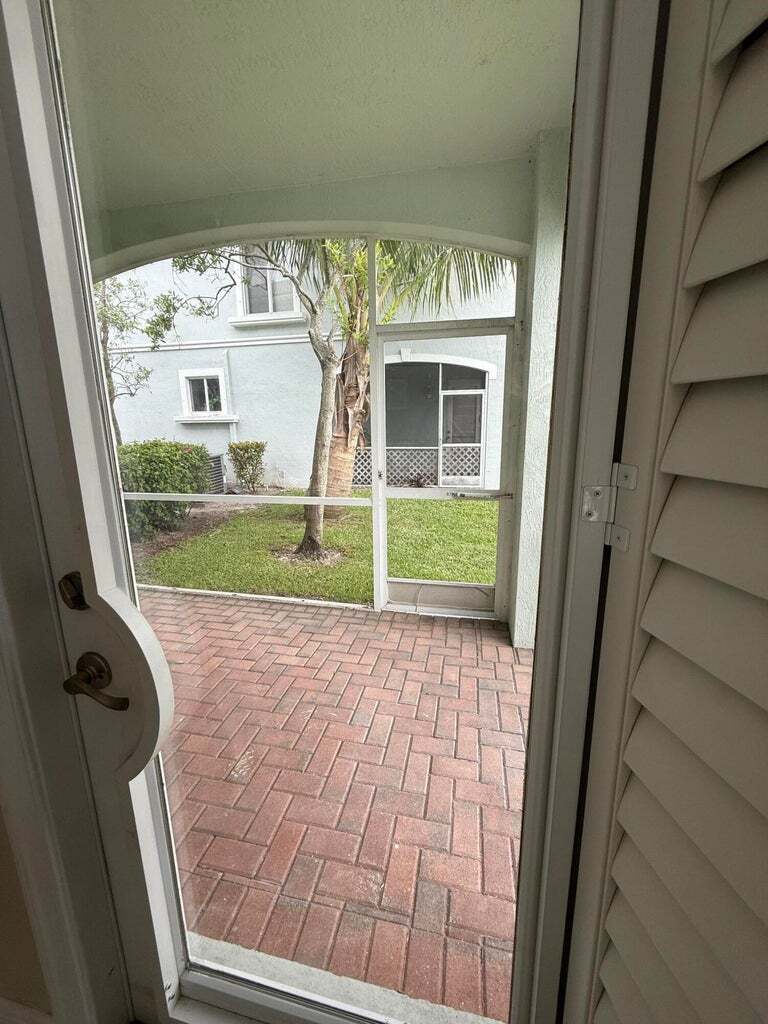 Building Photo - 2136 Oakmont Dr