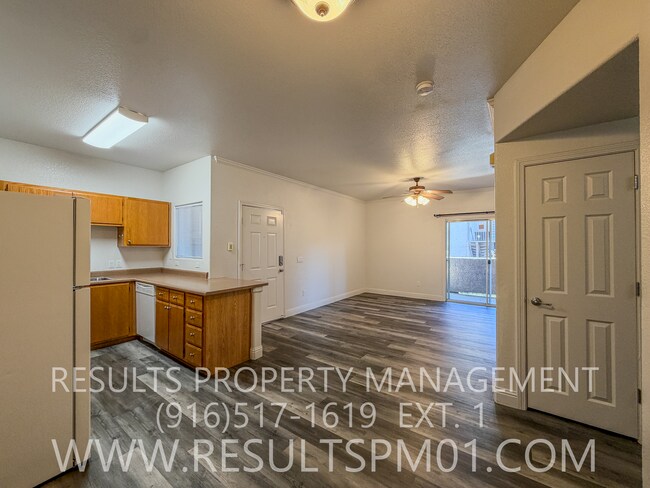 Building Photo - 1 Bed 1 Bath Roseville Condo with Attached Garage