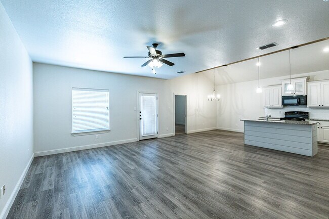 Building Photo - "Charming 3-Bedroom Duplex with 2 Full Baths and 1500 Sq Ft of Comfortable Living in Lubbock!"