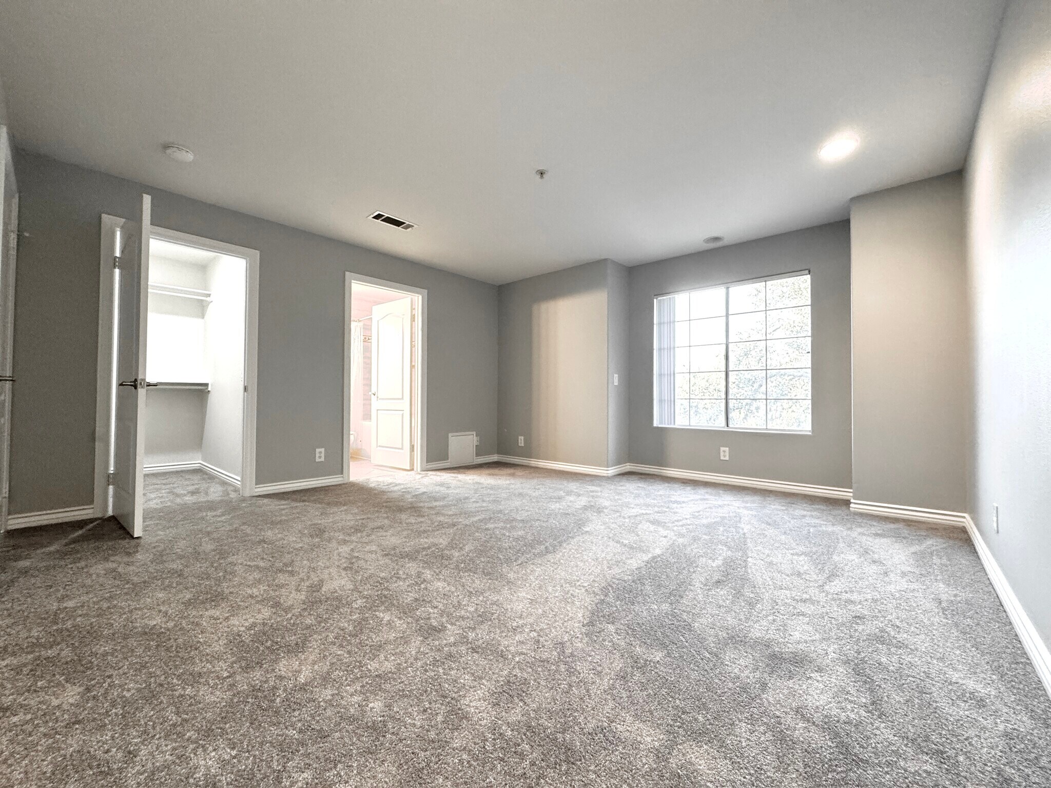 Large master bedroom - 27 Hampton Ct