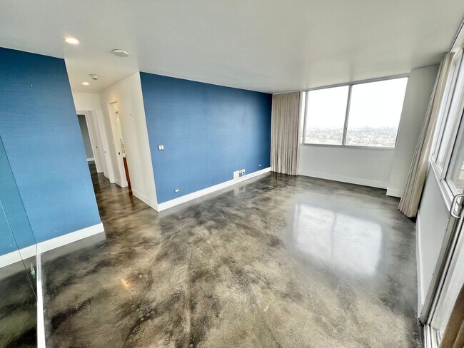 Building Photo - Private 16th-Floor Oceanview Residence with Belmont Pier Views