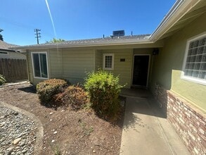 Building Photo - 3 Bedroom 2 Bathroom Centrally Located Near Shopping and Restaurants!