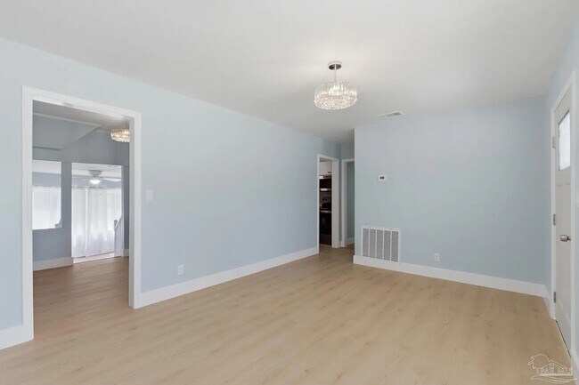 Building Photo - 525 Pelham Rd