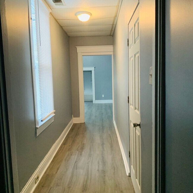 Building Photo - Beautifully Updated 2 Bedroom, 1 Bathroom Home