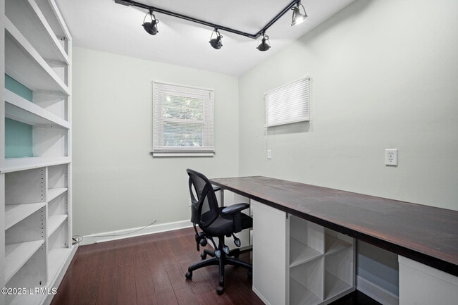 Building Photo - 2410 Pine Ct N