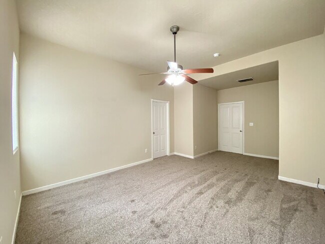 Building Photo - Spacious- 2 Living Rm/3BR/2Bath in Cabezon