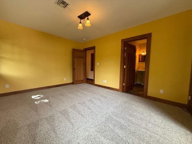Building Photo - Craftsman home near Downtown Ashland | Ava...