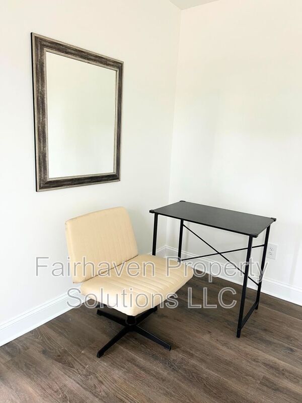 Building Photo - 2827 E 5th Ave