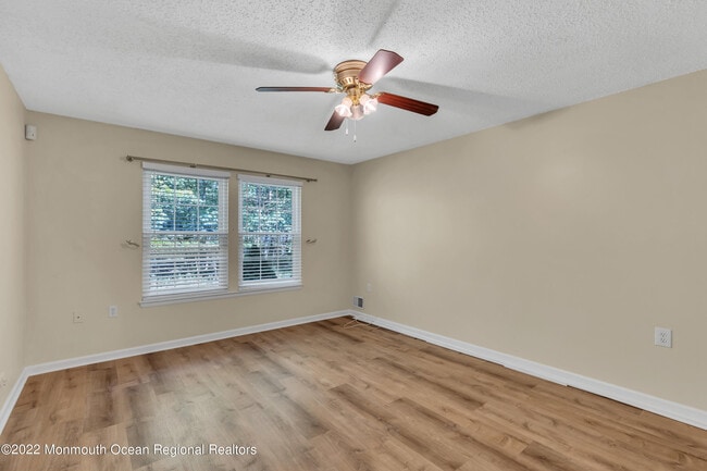 Building Photo - 134 Whispering Oaks Way