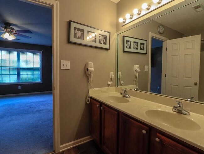 Building Photo - 568 Wellington Gardens Dr