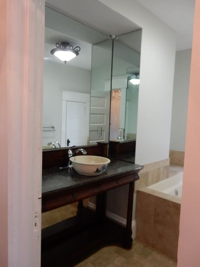 Building Photo - Spacious 3 BR home in Old SW, close to YMC...