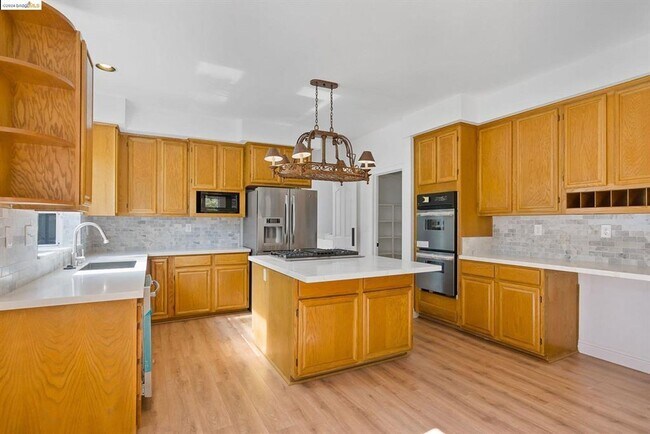 Building Photo - 5 BED 3 BATH HOME ON THE DISCOVERY BAY GOLF COURSE, ALL UPDATED THROUGH OUT. COME MAKE THIS YOUR ...