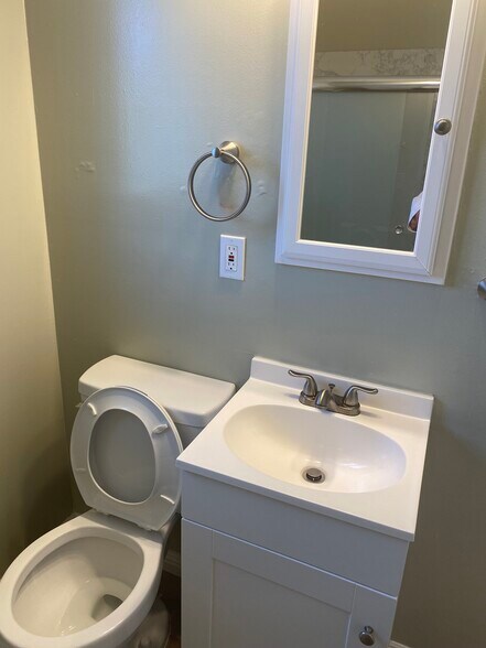 Bathroom #3 #1 - 990 Helen Ave