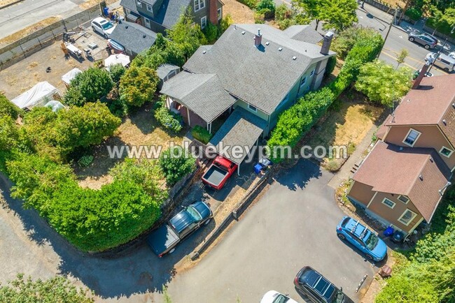 Building Photo - Fabulous Bungalow with 2 Beds, 1.5 Bathroo...