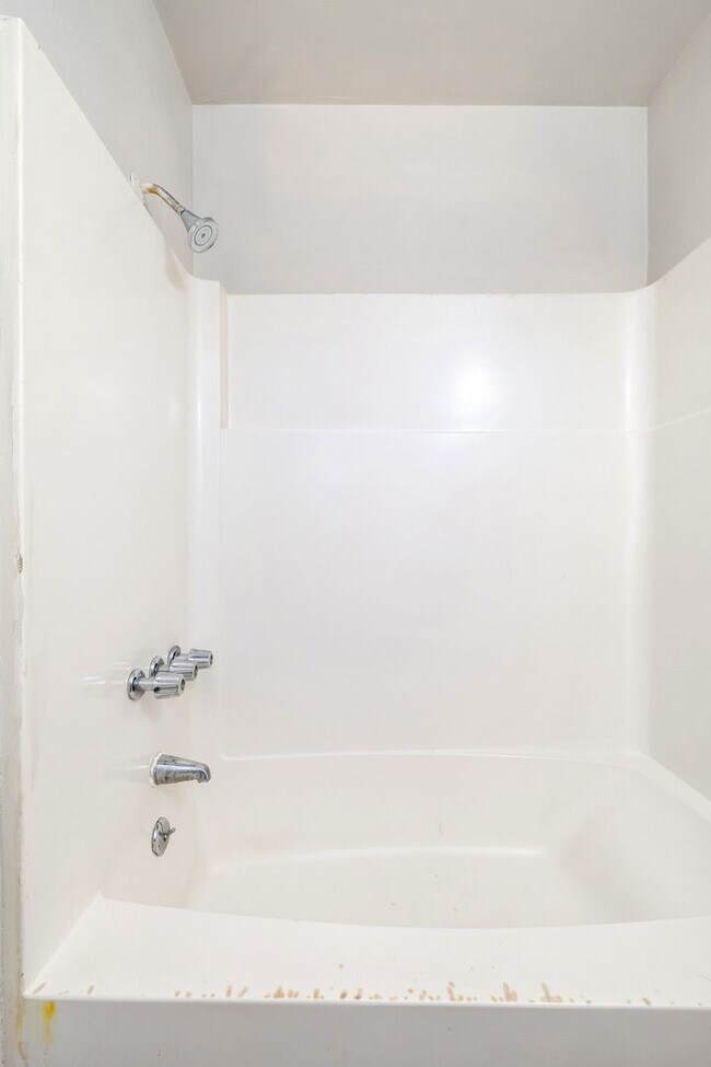 Building Photo - Renovated 3 Bedroom Unit!