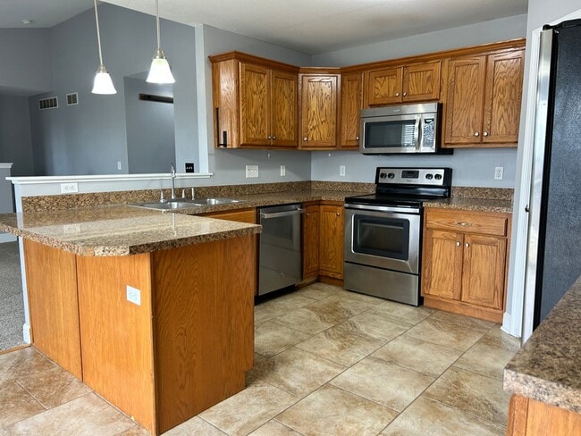 Building Photo - Large Beautiful Home!