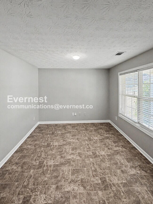 Building Photo - Limited Time Special Offer / 5 Bed, 4 Bath Home with Garage / Pet-Friendly / Vouchers Accepted / ...