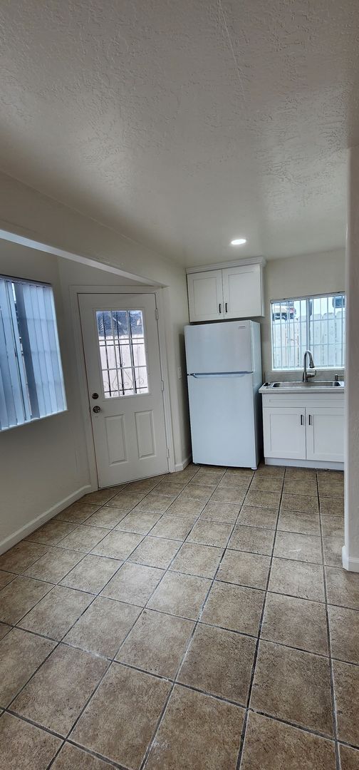 Building Photo - 2 bed, 1 bath