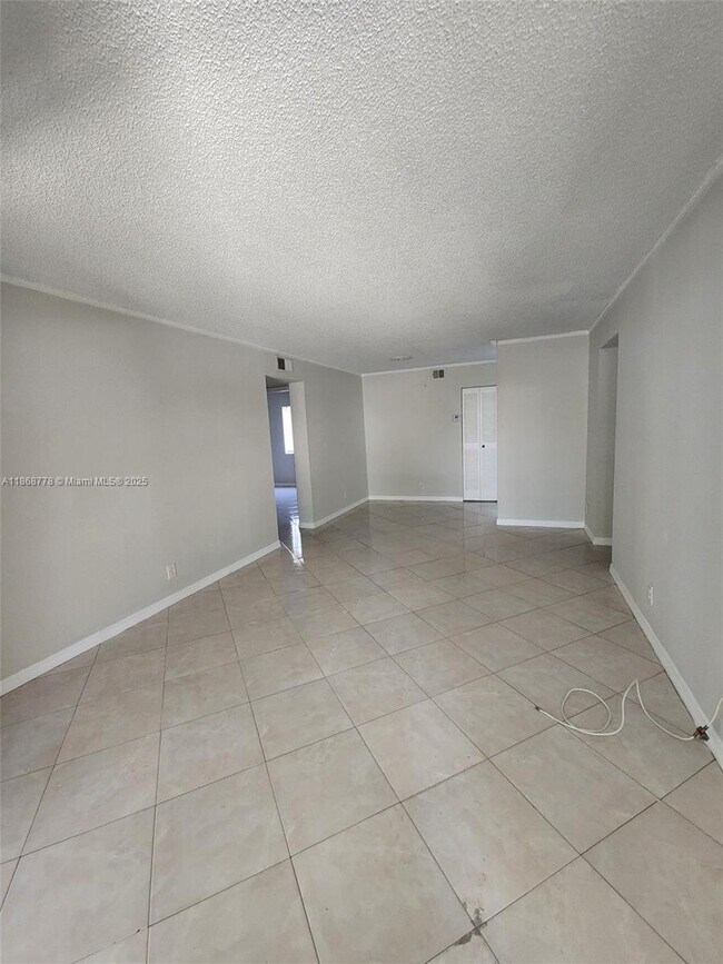 Building Photo - 300 Gardens Dr