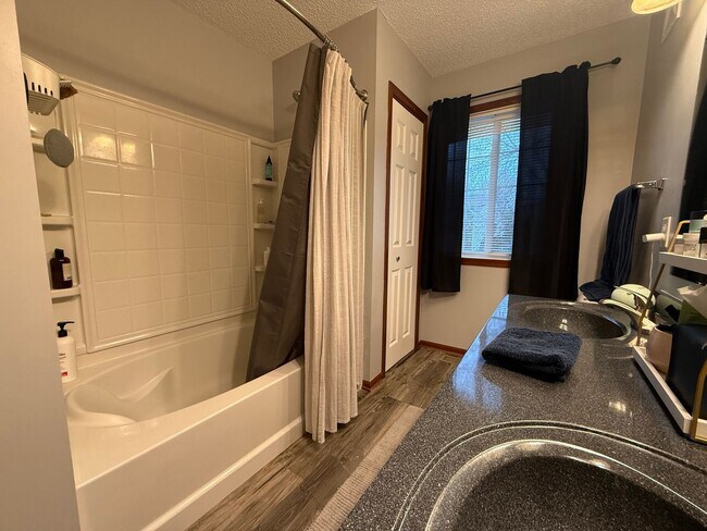 Building Photo - Great 3BR/2BA End Unit Elk River Townhome Available June!