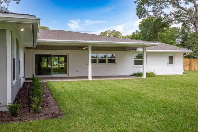 Building Photo - 51 Fairway Ln